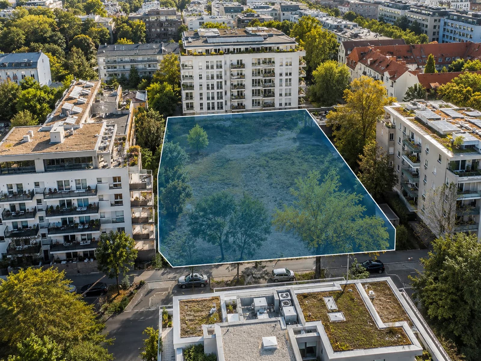 Baugrundstück mit Potenzial für Geschosswohnungsbau – markierte Parzelle in Leipzig aus der Luft