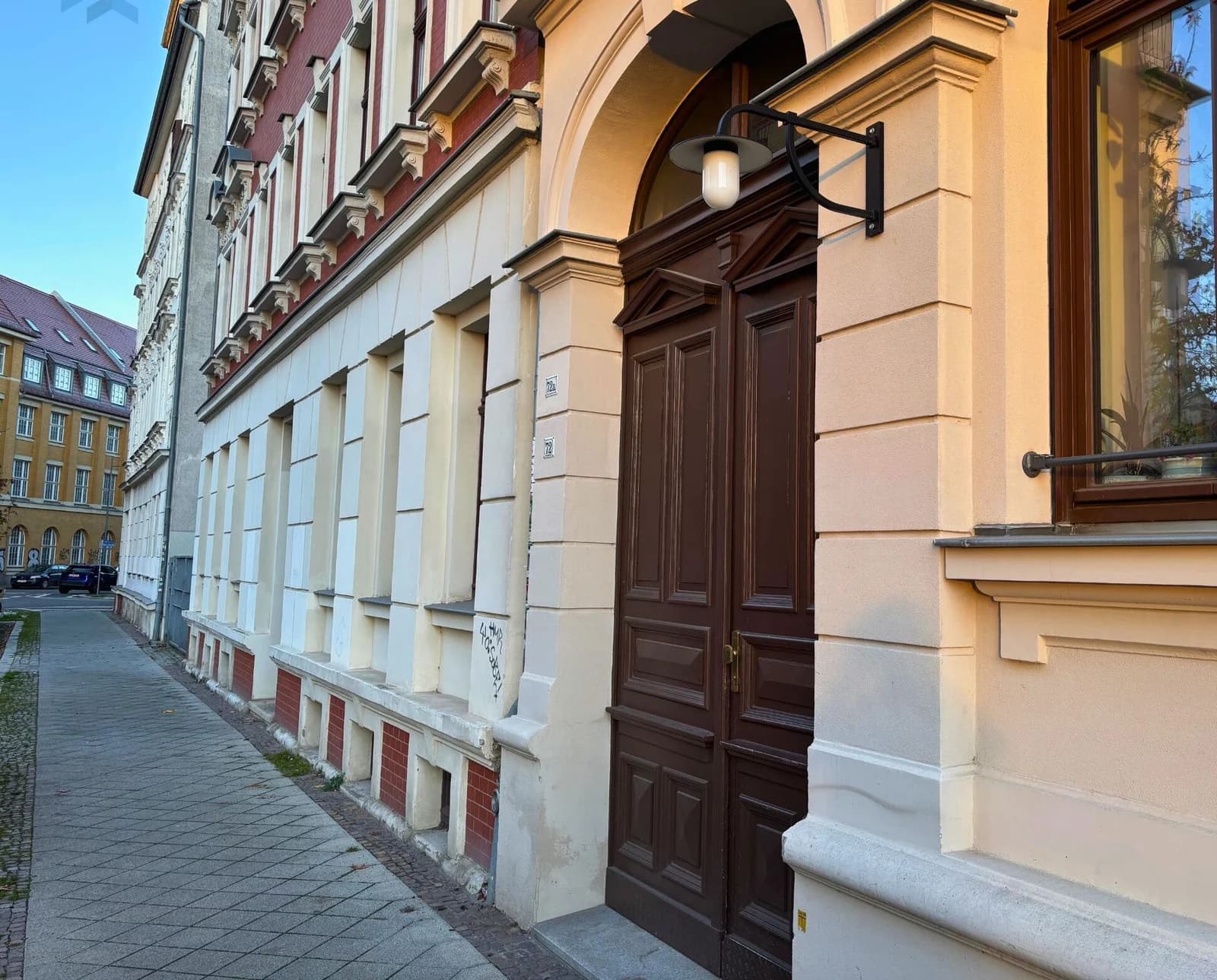Eingangsbereich eines Leipziger Altbaus aus der Vermarktung der Immo Hub GmbH