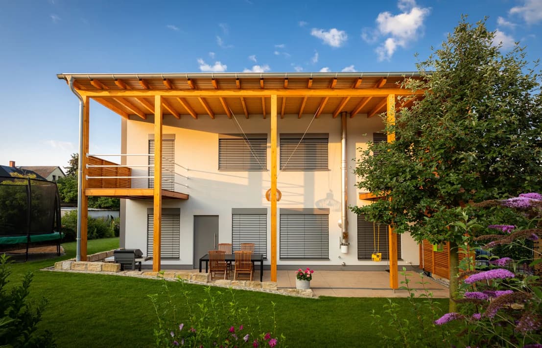 Modernes Einfamilienhaus mit Garten und überdachter Terrasse