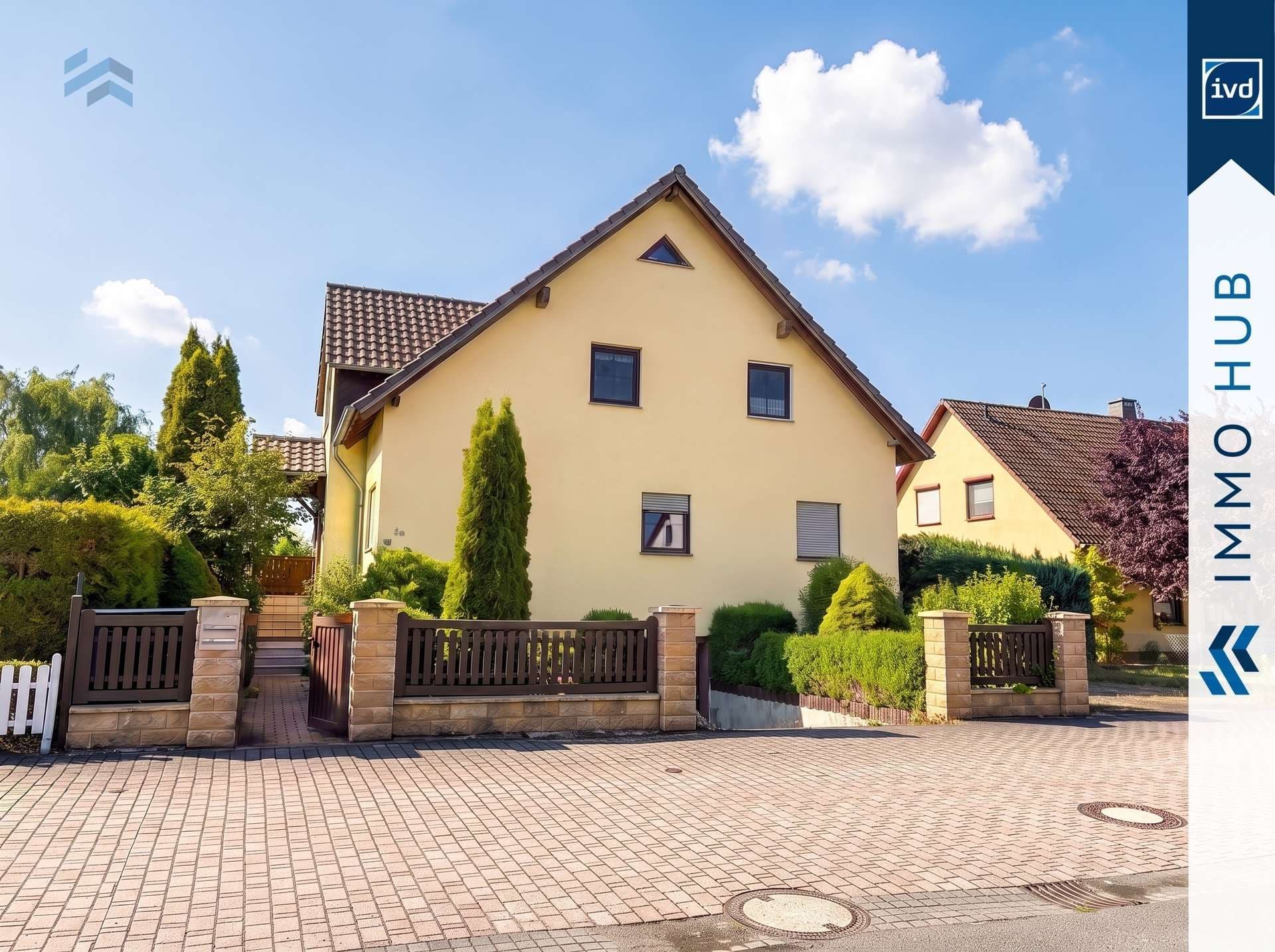 Großzügiges Zweifamilienhaus mit Einliegerwohnung, Pool und unverbaubarem Naturblick – Bild 1
