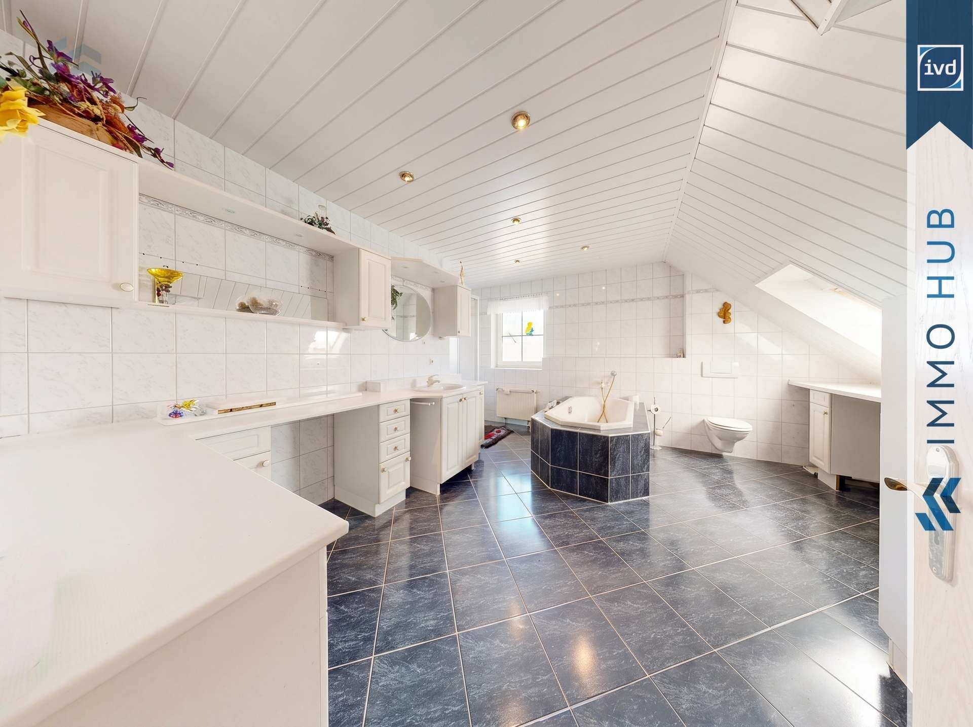 Großzügiges Zweifamilienhaus mit Einliegerwohnung, Pool und unverbaubarem Naturblick – Bild 24