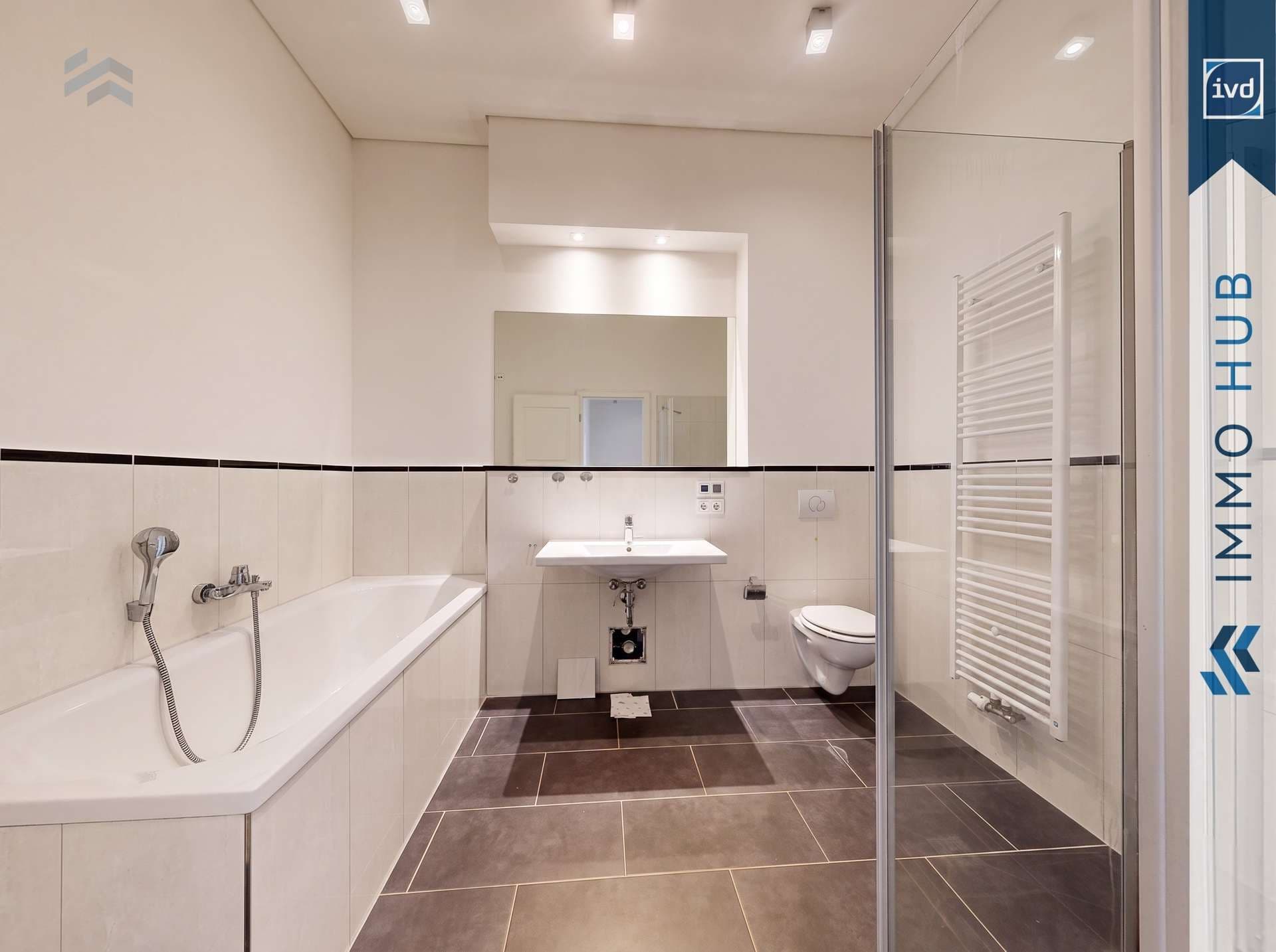 Bad mit Dusche und Wanne