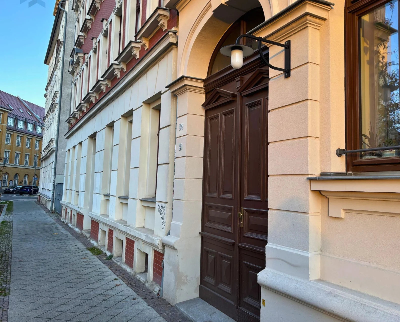 Eingang eines Leipziger Altbaus – Objektfoto der Immo Hub GmbH