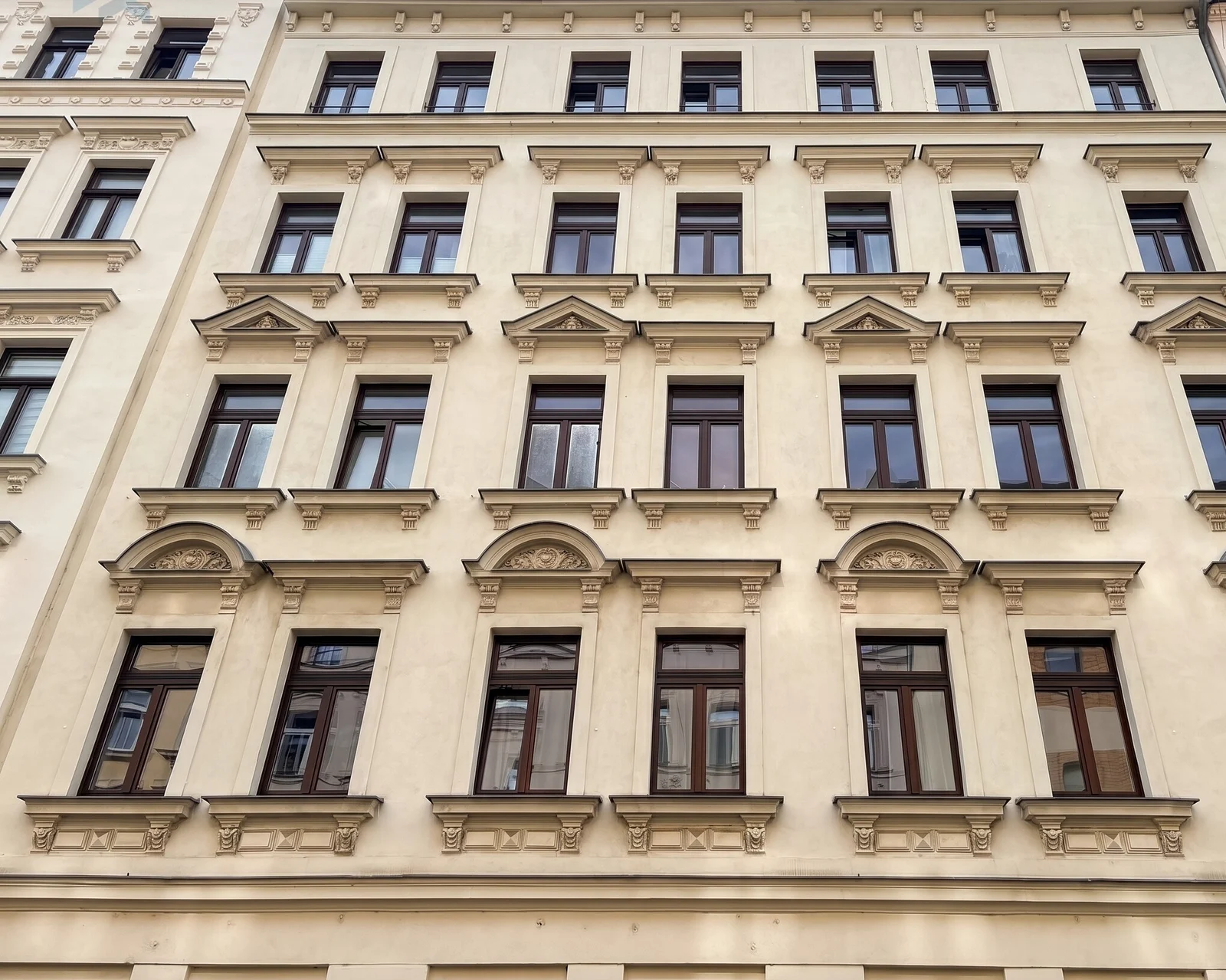 Sanierte Altbaufassade in Leipzig – Objektfoto der Immo Hub GmbH